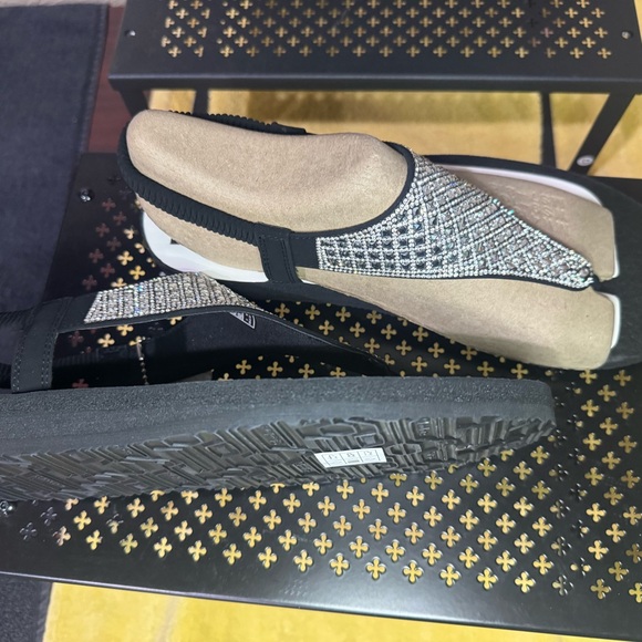 518.522. 524. . NEW SIZE 10 Skechers Black Sandals with Rhinestone Accents - Picture 5 of 8